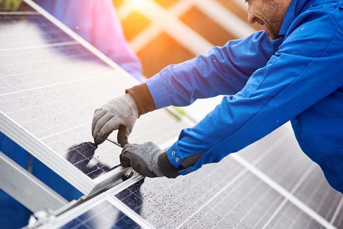 man die werkt aan zonnepanelen